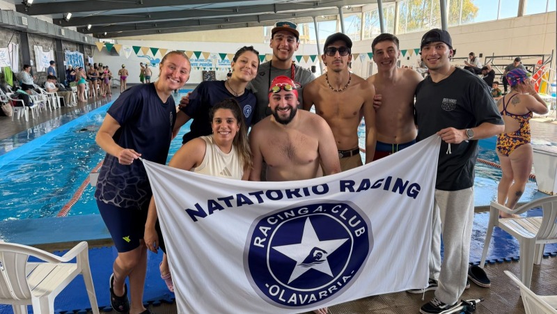 El equipo de nataci�n de Racing compiti� en Laprida